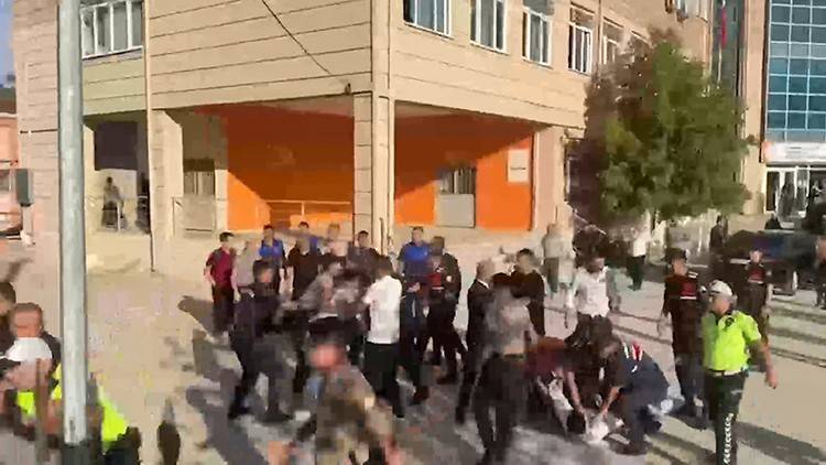 Manisa’da okula silahlı saldırı! Duyan veliler telaşla okula akın etti 2